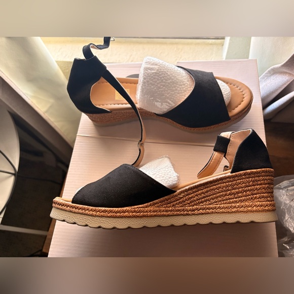 Casual And Stylish Women Peep Toe Wedges With Thick Soles - Picture 4 of 4